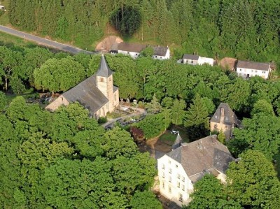 Schloß Roth und die 1200 Jahre alte Kirche auf dem Schloßberg hoch über der Our
