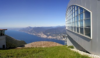 Blick von der Bergstation der Funivia del Monte Baldo Richtung Süden