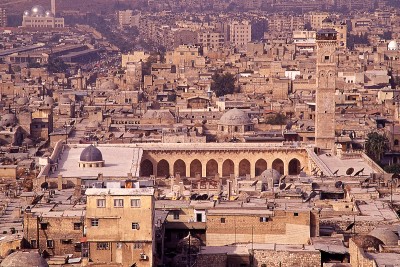 Blick von der Zitadelle auf die Altstadt, vorne die Omayyadenmoschee, deren Minarett im Laufe der Kämpfe im April 2012 eingestürzt war.